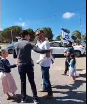 צפו: פצוע הפיגוע חזר לביתו והתקבל בשירה וריקודים