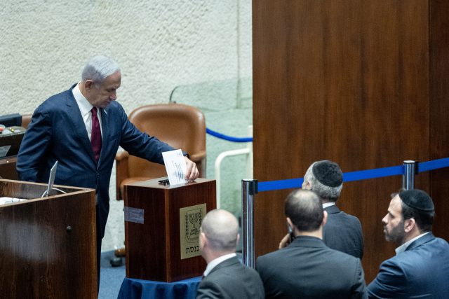 נתניהו מצביע בכנסת