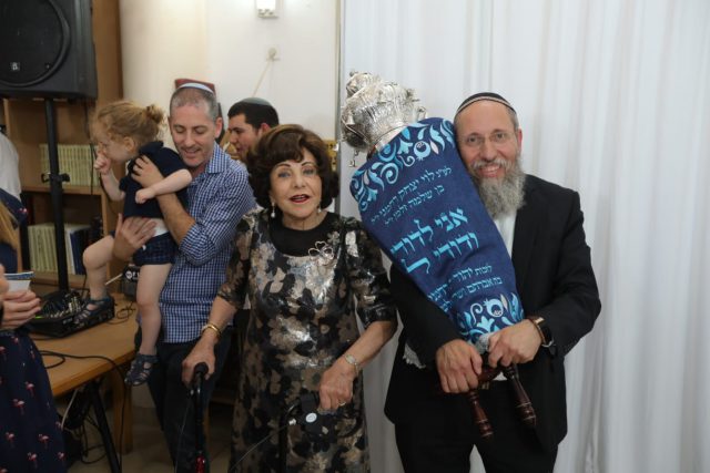 מרגש: ספר תורה חדש לישיבת מעלה אליהו בת"א