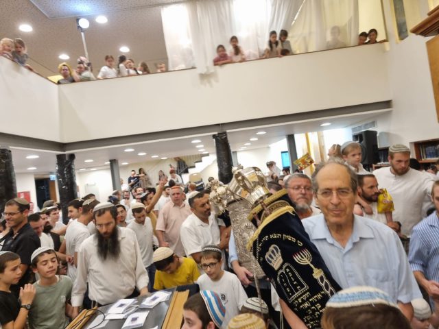 מרגש: ספר תורה חדש לישיבת מעלה אליהו בת"א