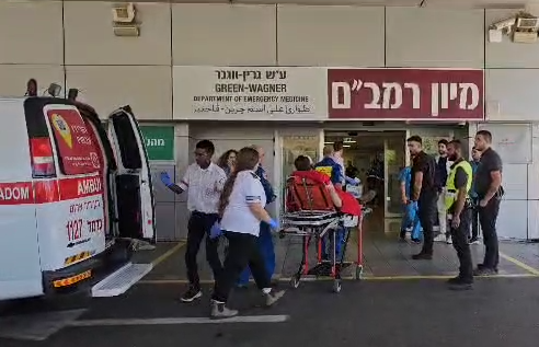 הפצועים מפונים לבתי החולים.