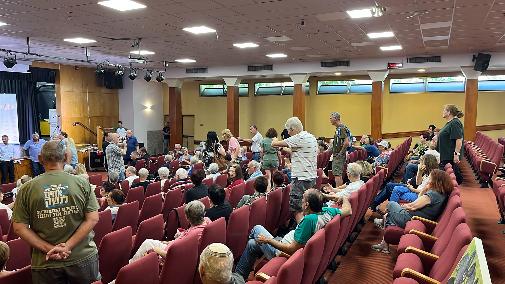 שוב מהומה בכנס: מפגינים התפרצו לעבר ניסים ואטורי