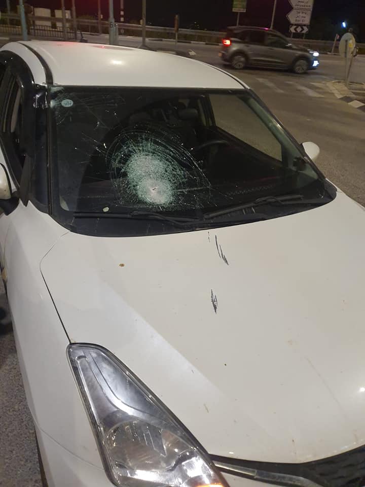 בעלה ובנה של העיתונאית הסרוגה נקלעו למארב אבנים
