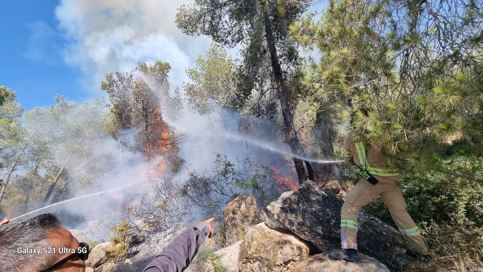 שריפת קוצים בסמוך לכפר אוריה, הבתים באזור בסכנה