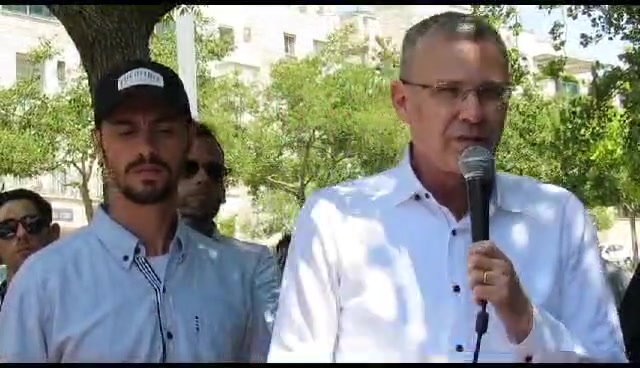 יריב לוין נאום מתחת לביתו
