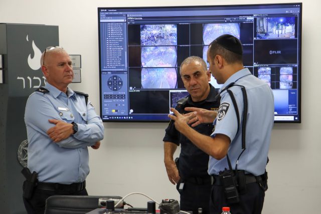 פועלים נגד האלימות. למצולמים אין קשר לנאמר
