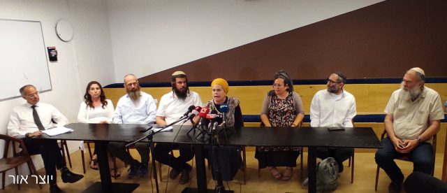 משפחות העצורים המנהליים במסיבת העיתונאים.