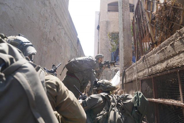 10 מחבלים חוסלו; הופעל נוהל 'סיר לחץ' על מסגד