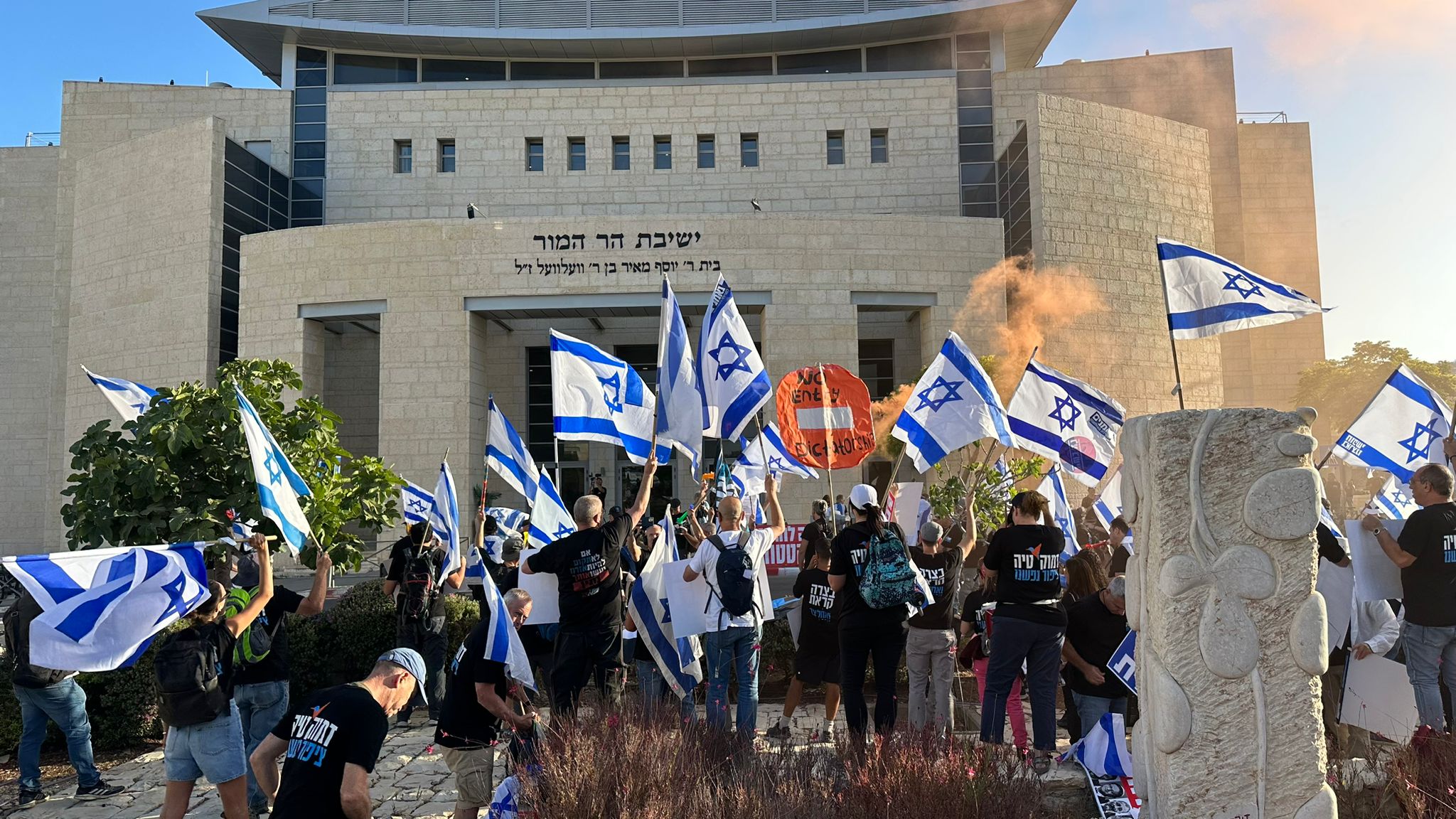 צפו: עשרות מפגינים בישיבת הר המור בירושלים