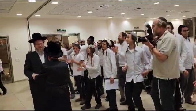 שני בני משפחה של ראשי הישיבות סיימו את הש"ס | צפו