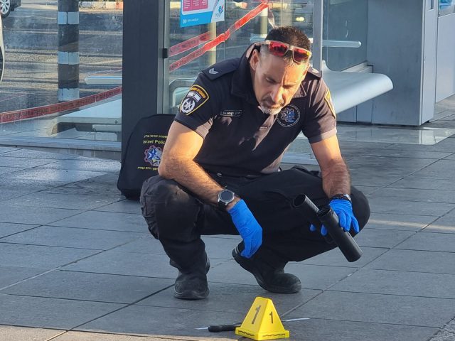 איש מז"פ בוחן את הסכין (דוברות המשטרה)