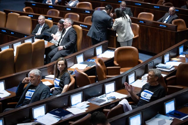 חברי האופוזיציה עם חולצות מחאה
