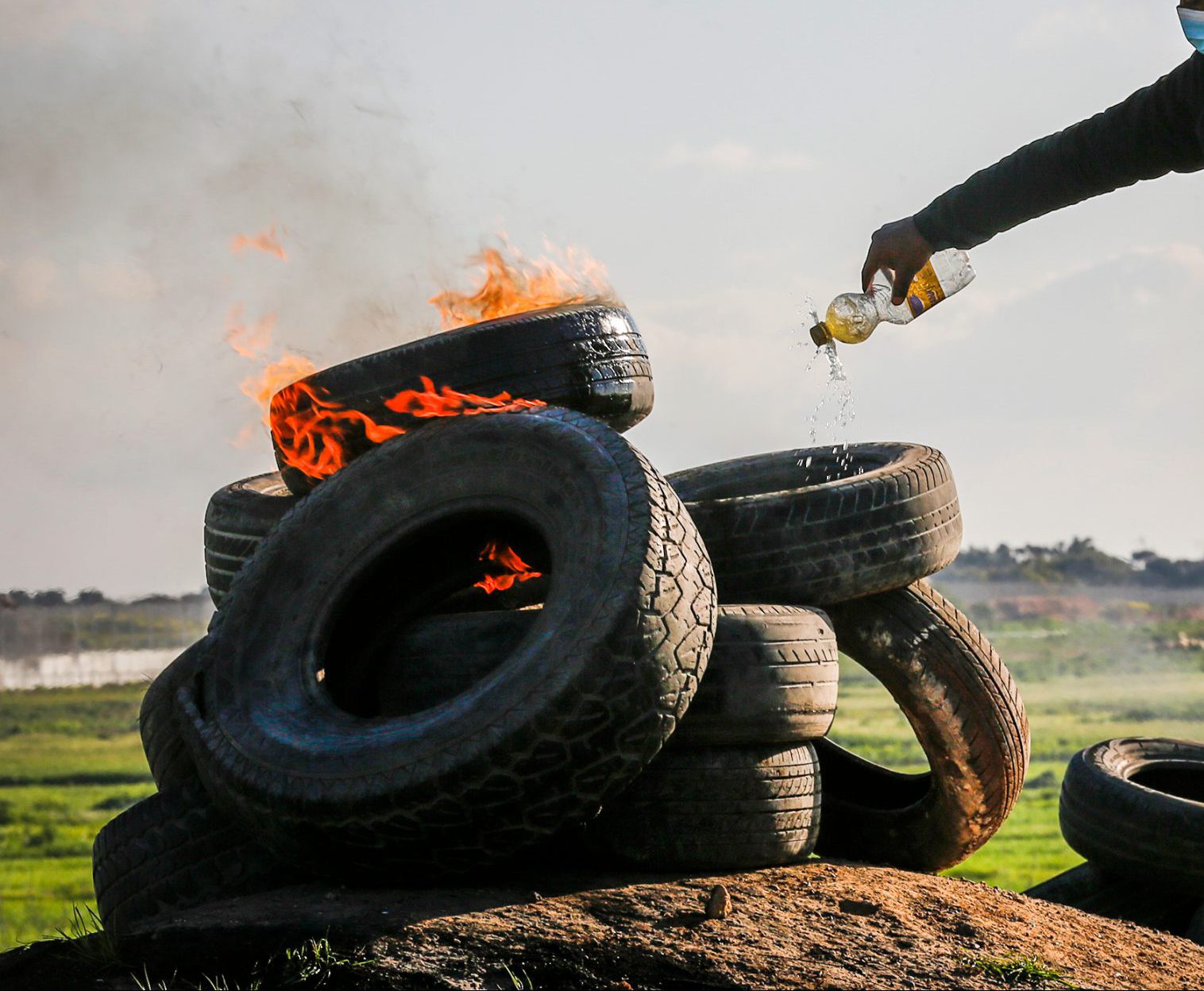 המשטרה תפסה מערום צמיגים ליד נתב"ג