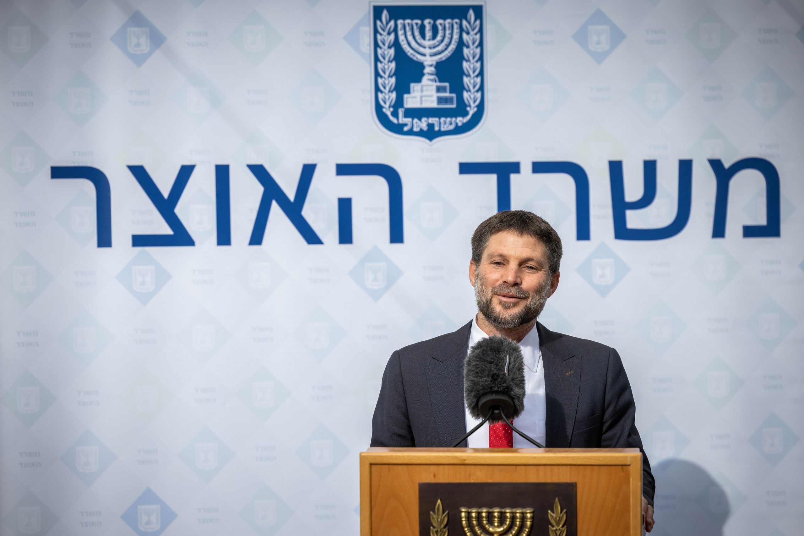 סמוטריץ': מבטל את המכס על חלב, נטפל במחסור