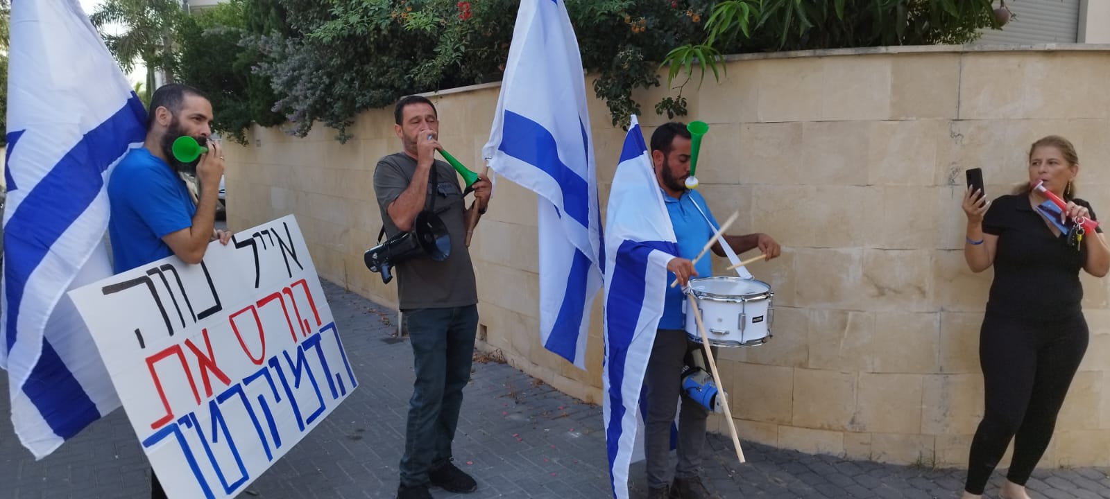 הפגנה מול מוביל מחאת השמאל: 'הורס הדמוקרטיה'