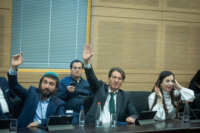 משמאל: חברי הכנסת ביסמוט וסוכות