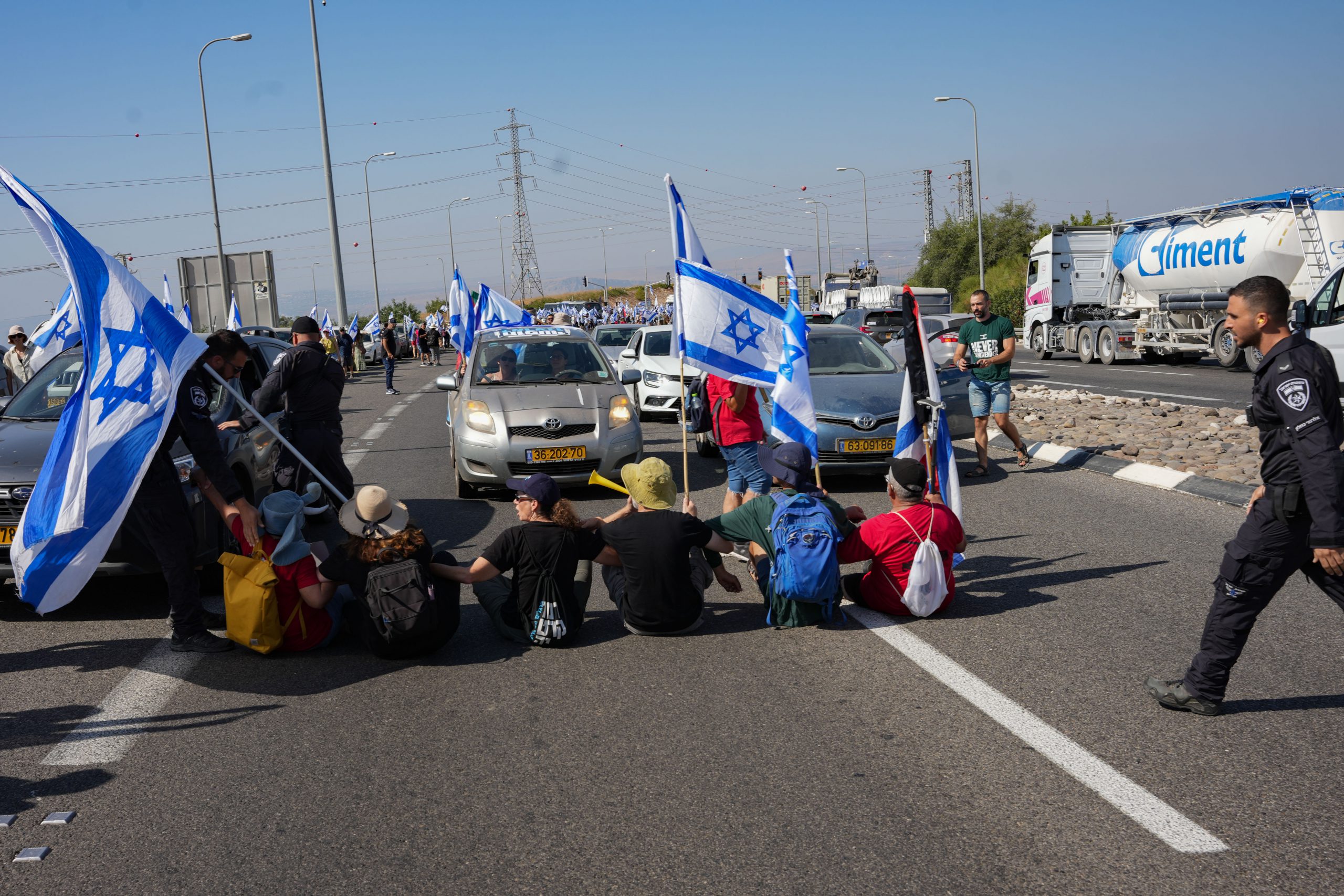 המפגינה שהתפרצה לכביש ונדרסה יצאה מכלל סכנה