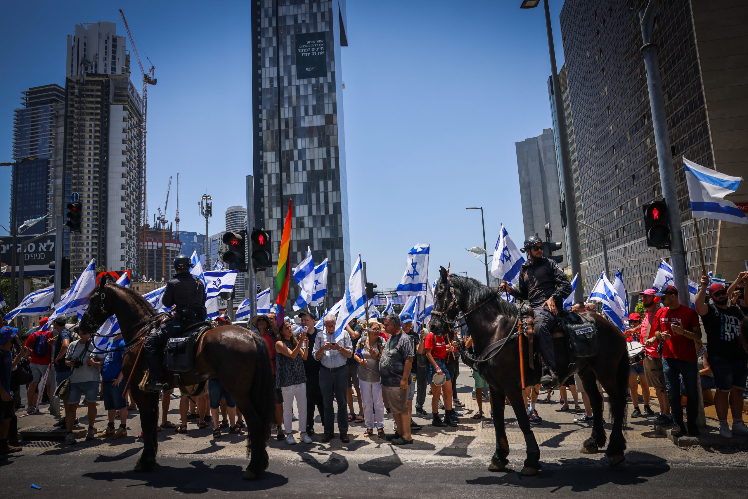 אחים אנחנו ואחים קוראים בקול גדול כאשר יש תהום