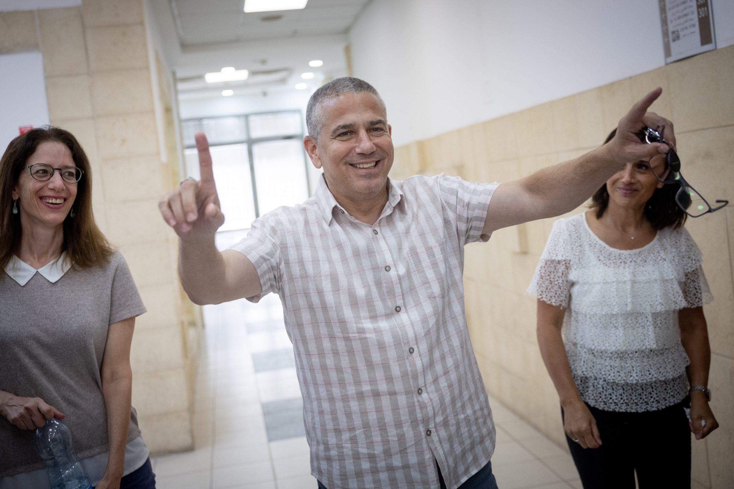 אחרי ההטרלה שהטריפה את המחאה: דרישה לחקור את ינון מגל