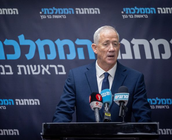 גנץ מציע לנתניהו: מתווה מוסכם לעילת הסבירות