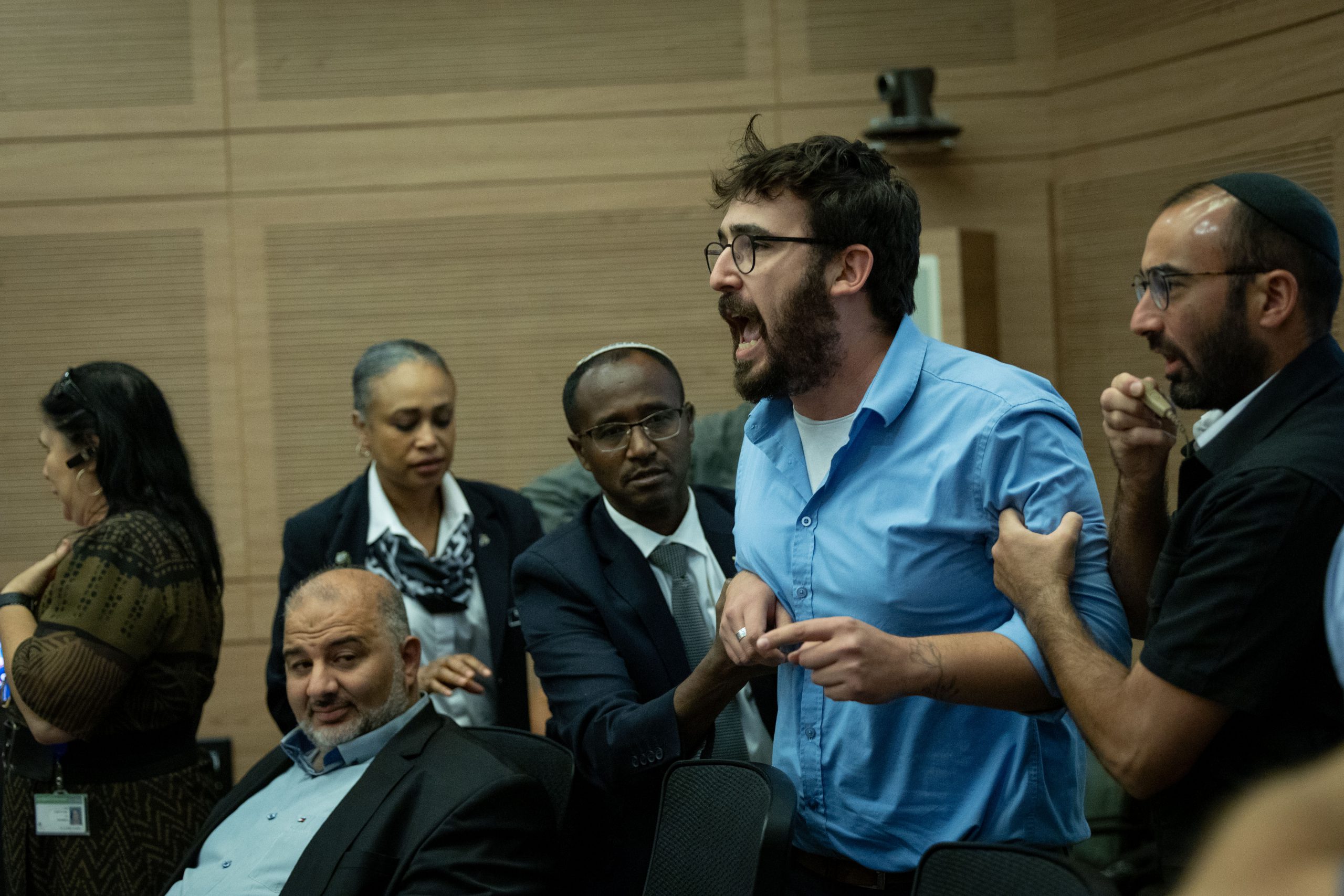 יועצים פרלמנטרים השתוללו בכנסת. צפו בתיעוד