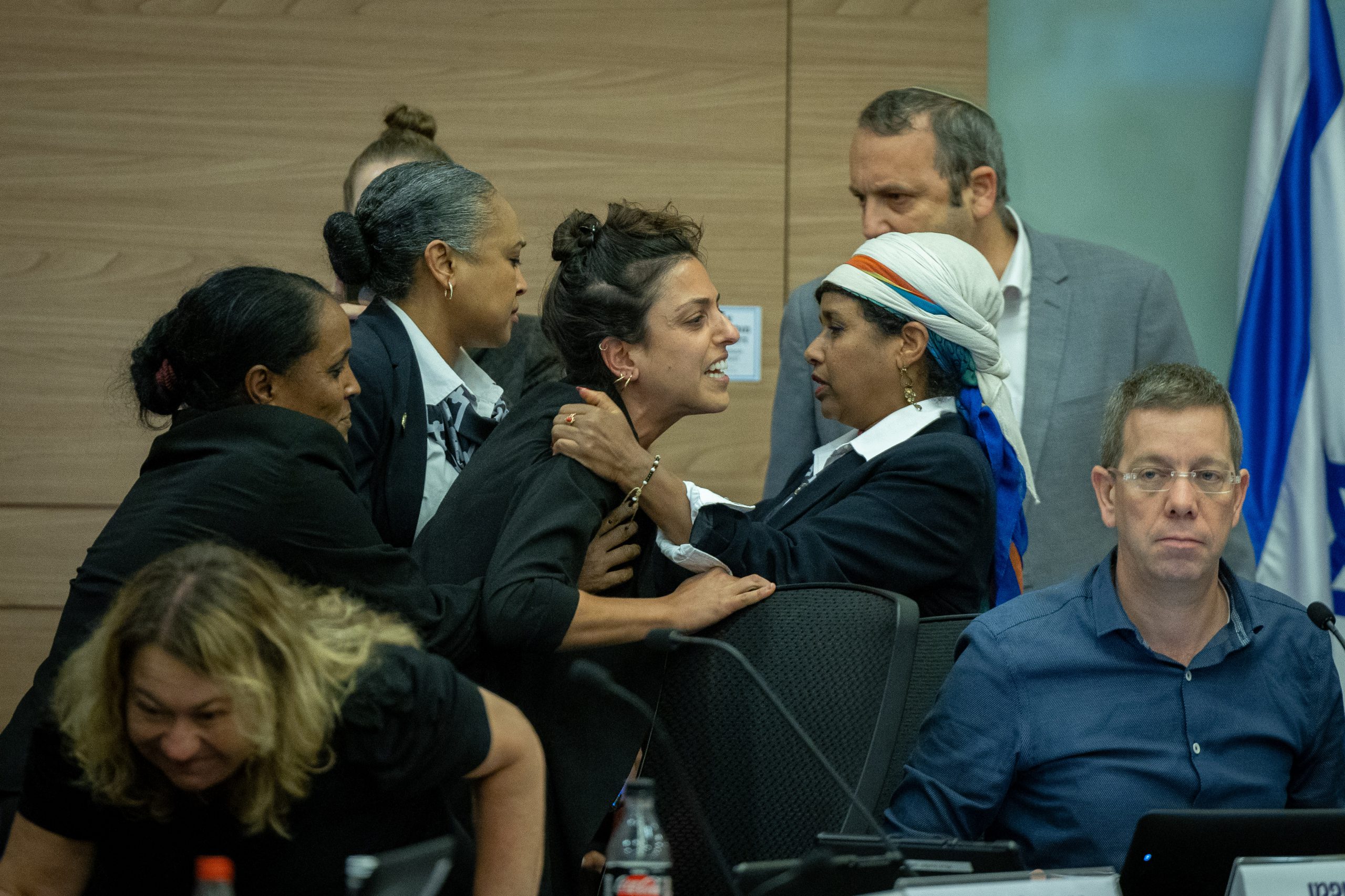אחרי ההתפרעות: יועצי מפלגת העבודה יורחקו