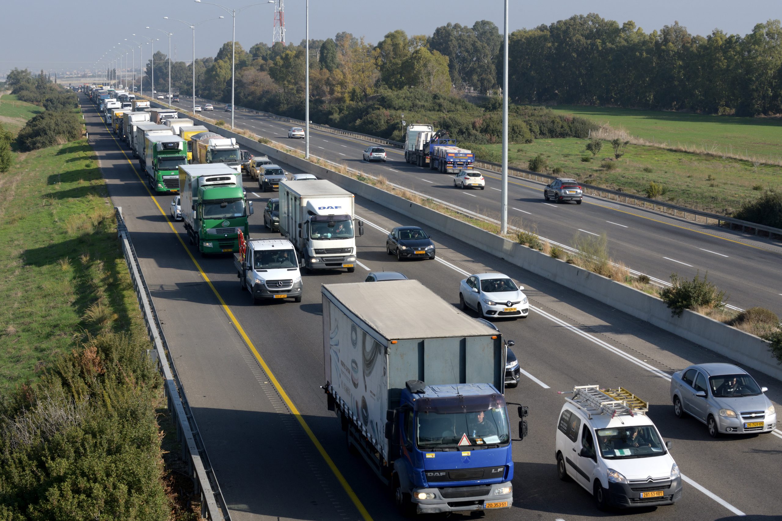 נעצרו שני תושבי חורה שבזזו את המשאית בכביש 6