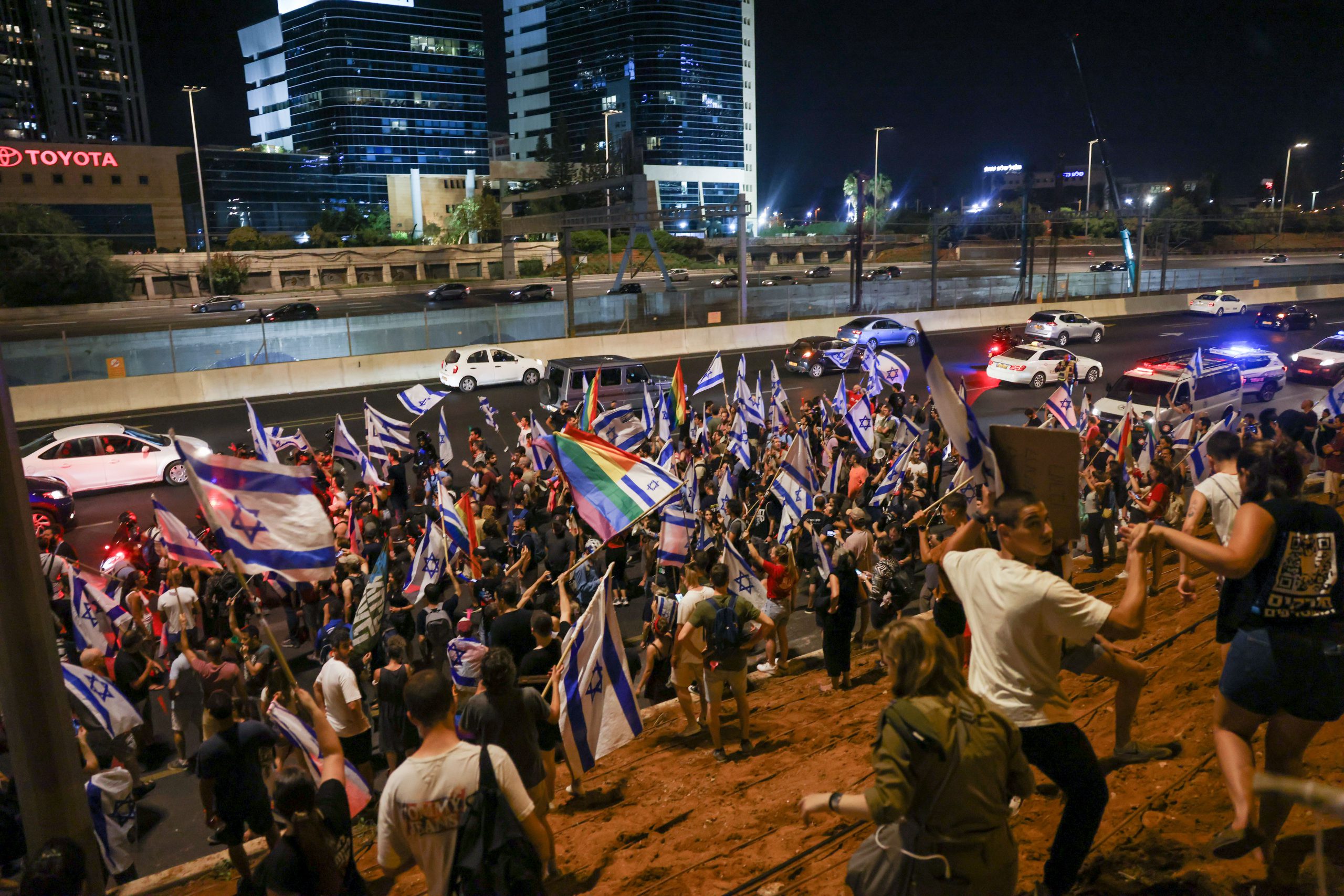 האנרכיה נמשכת: מפגיני שמאל חוסמים את איילון