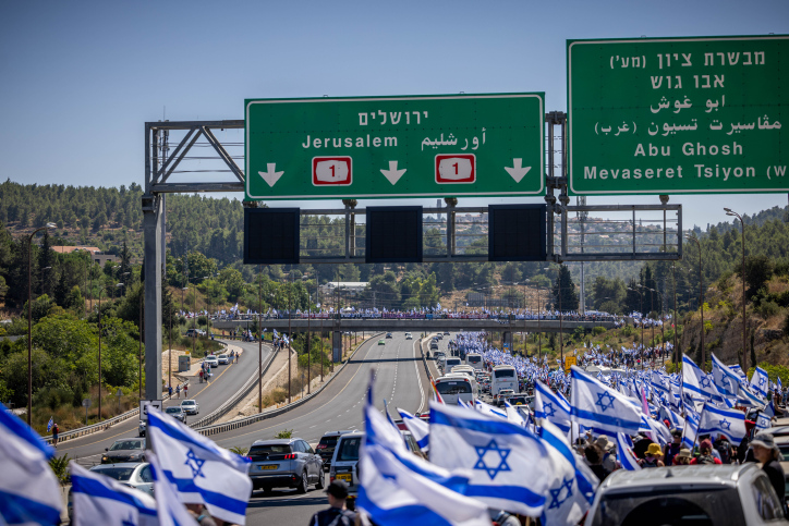 48 שעות להכרעה: עשרות אלפים מפגינים מול הכנסת