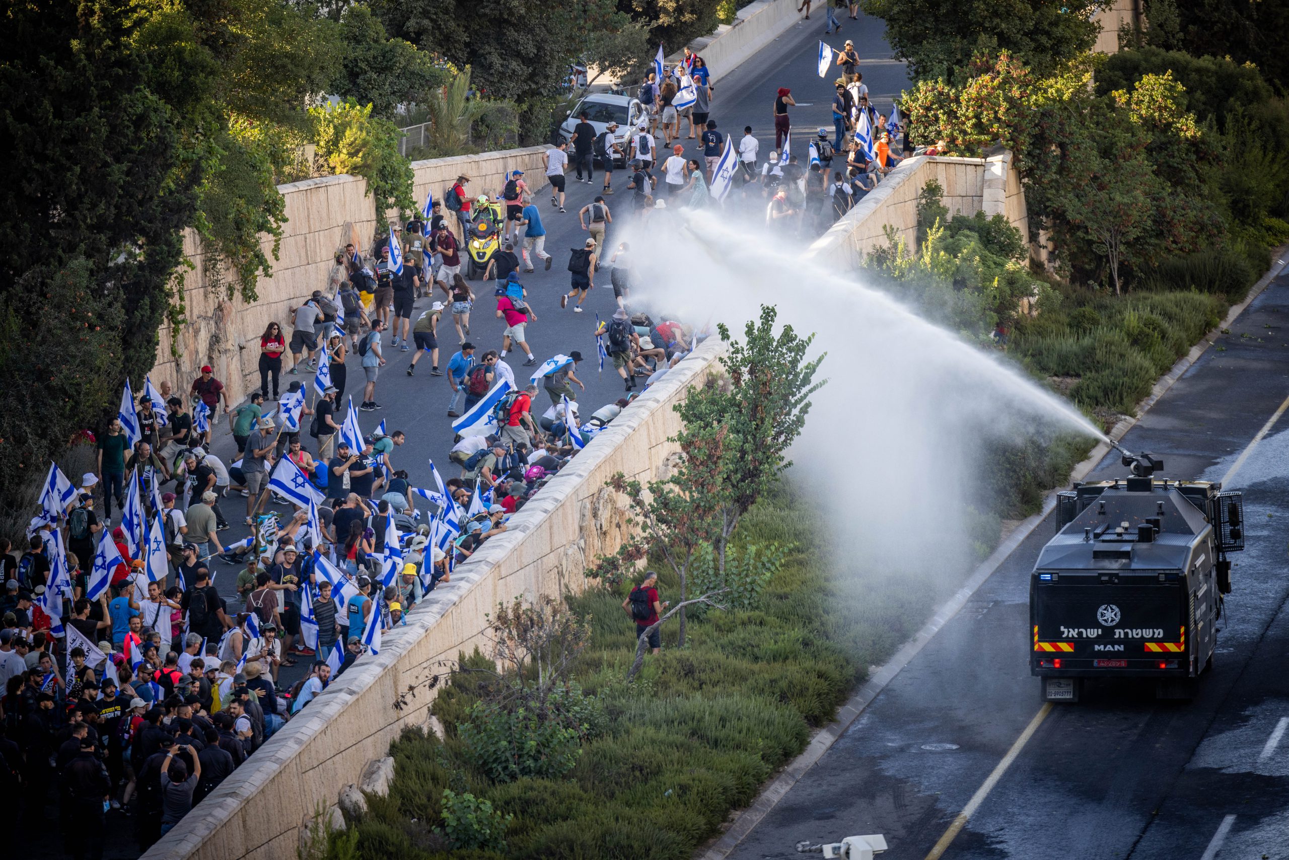 השמאל הפסיד ומתפרע: עשרות חסימות כבישים