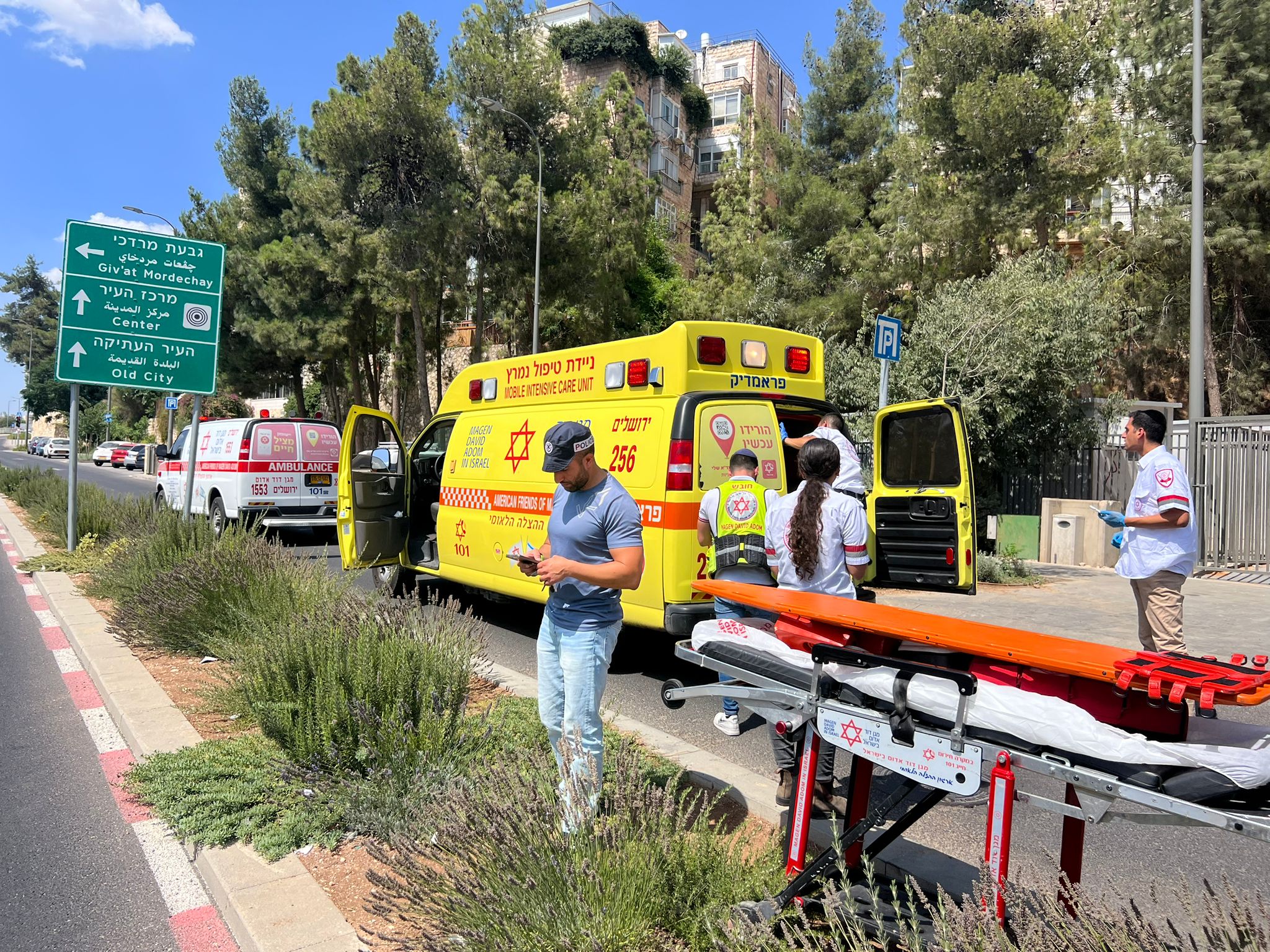 ירושלים: הולך רגל כבן 60 נפגע מרכב, מצבו קשה