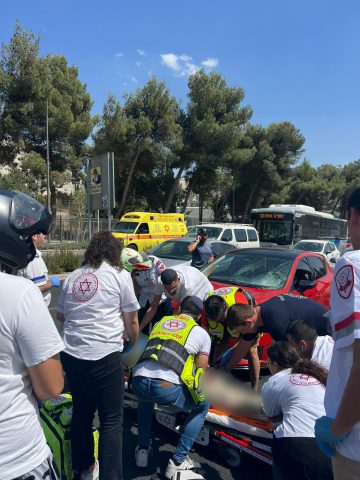ירושלים: הולך רגל כבן 60 נפגע מרכב, מצבו קשה