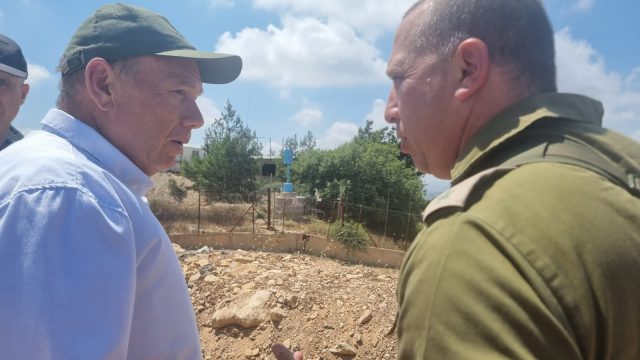 מבקר המדינה מתניהו אנגלמן בביקור במוצב בגבול לבנון (דוברות)