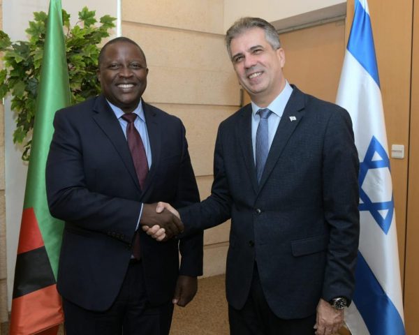 חיזוק ביחסים: אלי כהן נפגש עם שר החוץ של זמביה