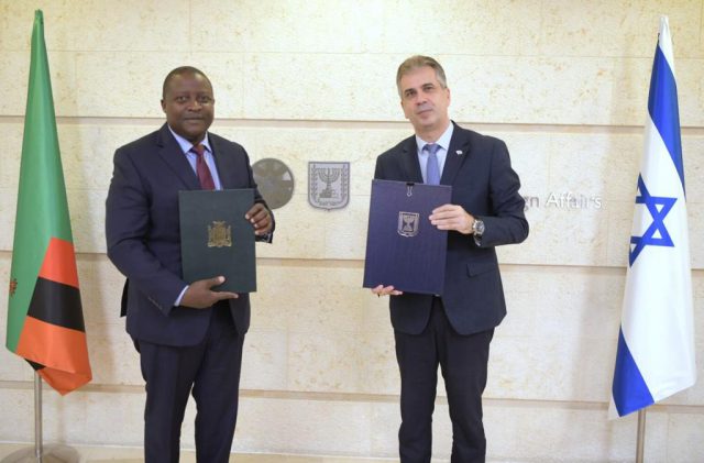 חיזוק ביחסים: אלי כהן נפגש עם שר החוץ של זמביה