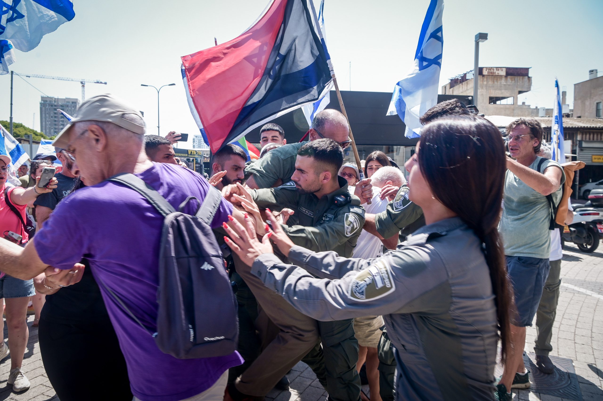 הפגנת השמאל בת"א: מפגין תקף שוטר, עצורים במקום