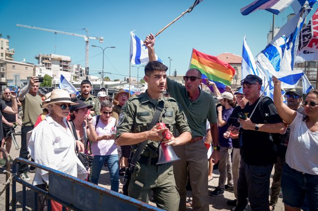 המפגינים מחוץ לתחנה
