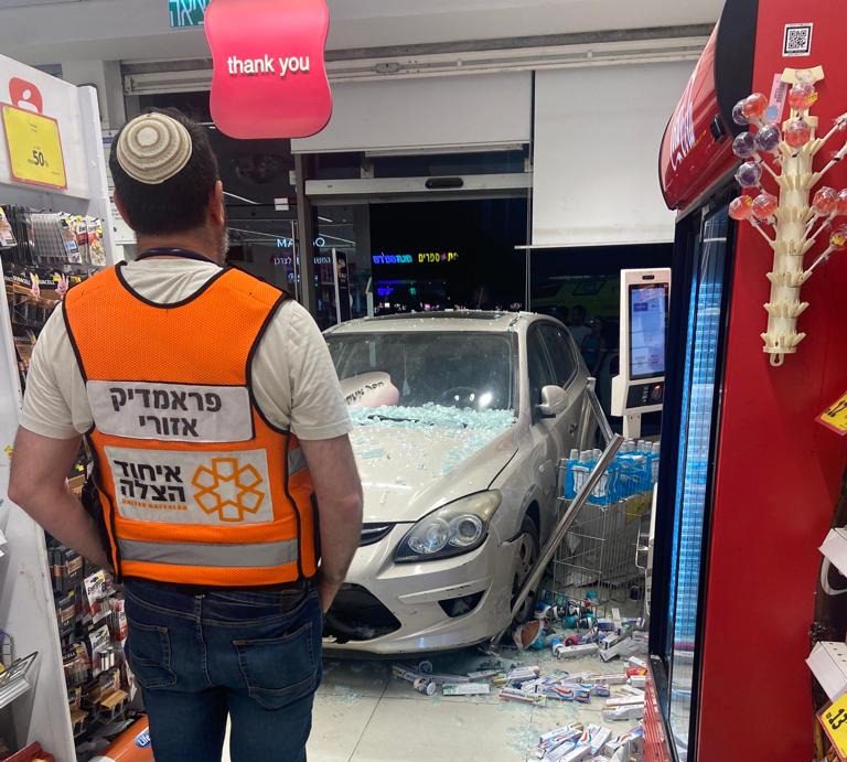 כפר סבא: נהגת נכנסה עם הרכב לחנות בקניון