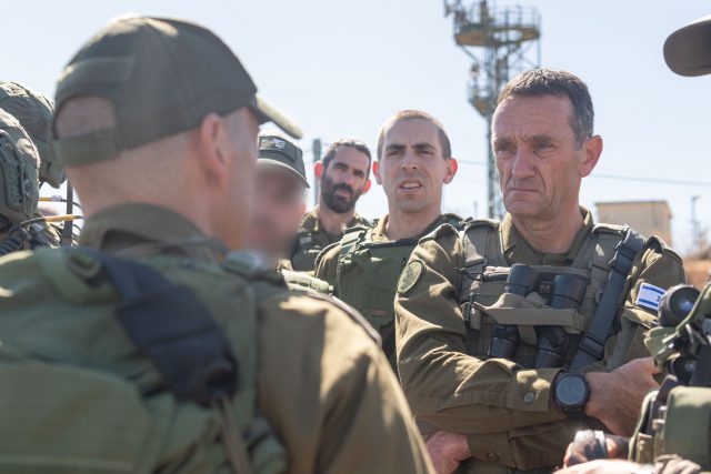 הרמטכ"ל עם אלוף הפיקוד בגבול הצפון (דובר צה"ל)