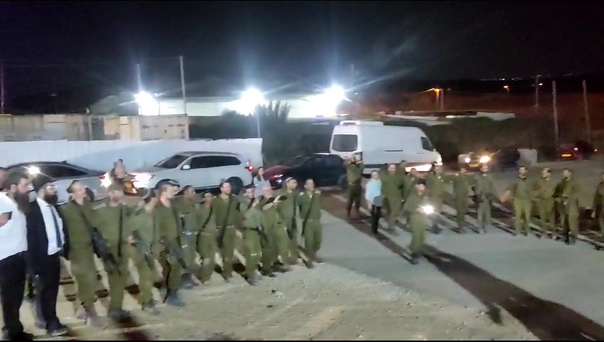 יעקב שוואקי עם החיילים