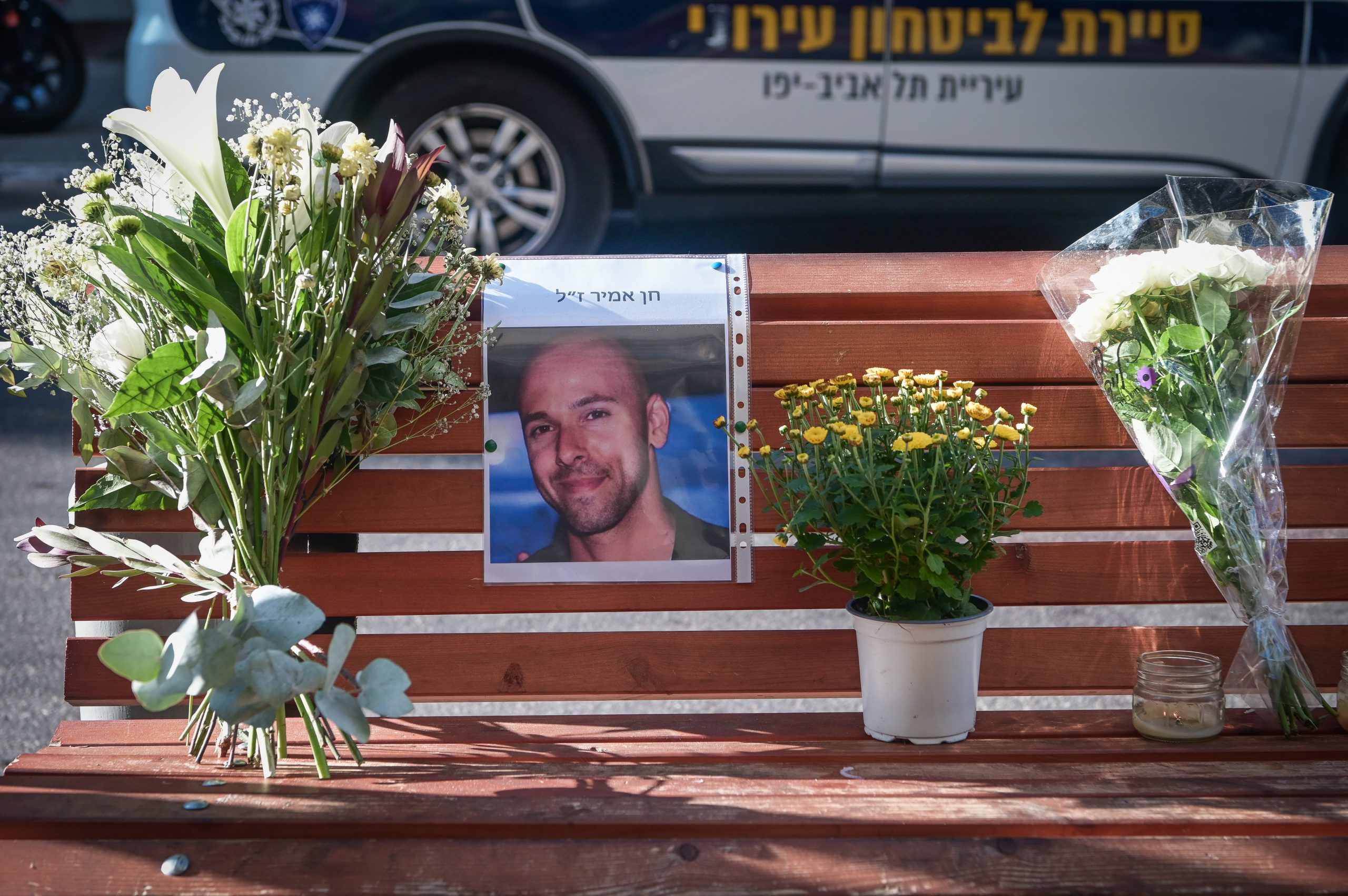 היום שאחרי: פרחים ונרות במקום הפיגוע בת"א