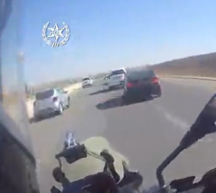 באופנוע וברגל: מרדף דרמטי בכבישי הדרום. צפו