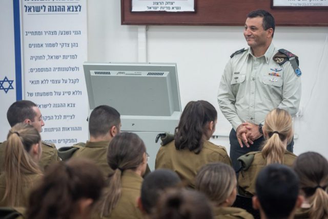 "אין לנו ארץ אחרת": ראש אכ"א ביקר בלשכת הגיוס
