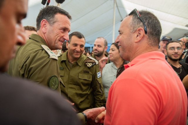 הרמטכ"ל הרצי הלוי עם הורים בבקו"ם (דובר צה"ל)