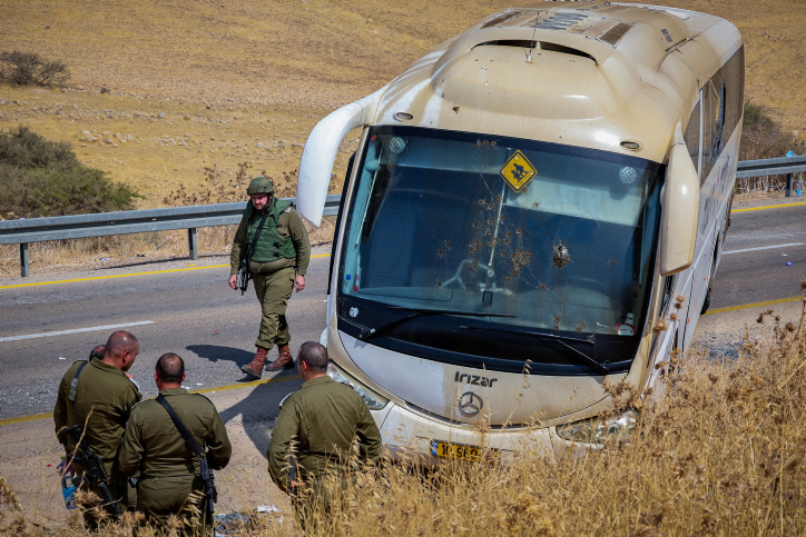 ירי על אוטובוס בבנימין: צה"ל פתח במרדף באזור