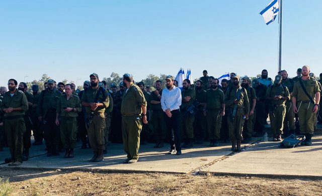 הרב הבלין בתפילה בקורס רבנים צבאיים