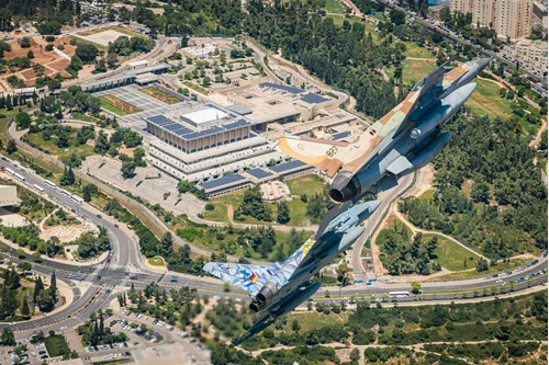 מטוס חיל האוויר הגרמני לצד מטוס חיל האוויר הישראלי מעל משכן הכנסת (אתר צה"ל)