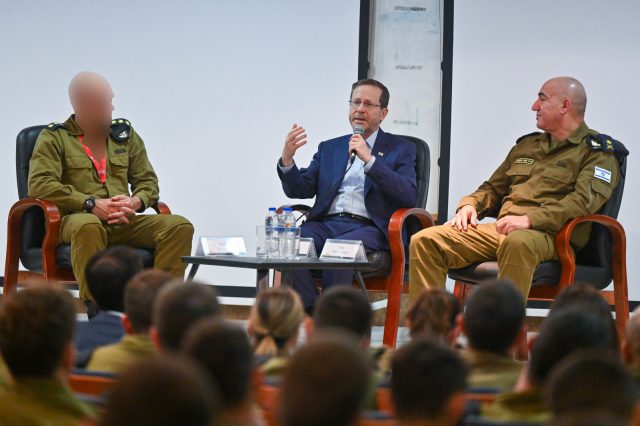 הרצוג בבסיס שייטת 13: "להשאיר את צה"ל מאוחד"