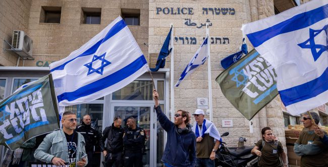 המשטרה מבהירה: 'אינם רשאים להביע דעה פוליטית'
