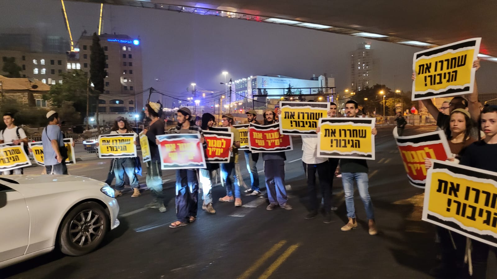 עשרות מפגינים קוראים לשחרורו של יחיאל אינדור. צפו